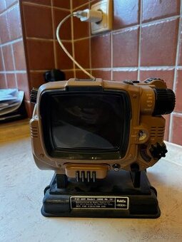 Pip boy 3000 MKIV deluxe bluetooth (ThinkGeek) - 1
