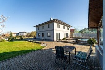 Prodej rodinného domu 261 m2, pozemek 1215 m2 v obci Tmaň