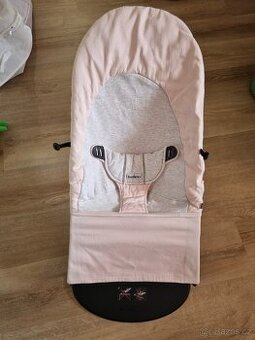 Růžové houpátko BabyBjorn pro holčičku