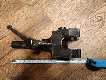 SVAŘOVACÍ PŘÍPRAVEK č. 1 - k zafixování souososti trubek