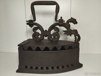 Velká stará atypická a málo běžná žehlička značena číslem 6,