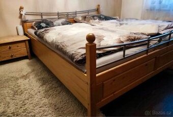 Kompletní ložnice z masivu s komodou