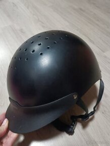 Jezdecká přilba na koně