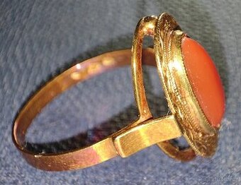 Dámský zlatý prsten