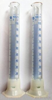 Skleněné odměrky s plastovým stojanem