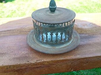 Stojánek asi na svíčku s víčkem