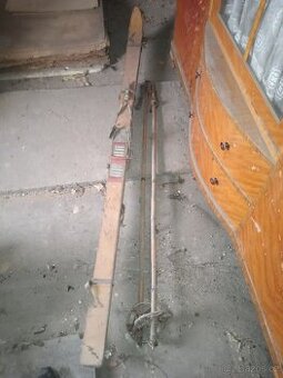 STARÉ LYŽE S BAMBUSOVÝMI HŮLKAMI