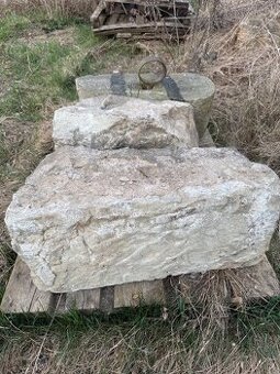 pískovcové bloky ze základů roubenky