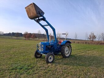 Fordson Super Major (1964) s TP a čelním nakladačem