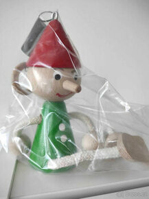 Dřevěná figurka Pinochio na pružině