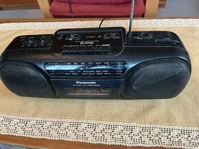 Přenosný kazetový radiopřijímač