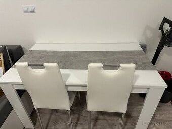 Jídelní stůl se židlemi