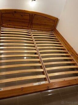 Masivní borovicová manželská postel + matrace zdarma