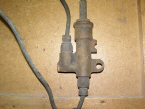 Prodám benzínovou pumpu ze stabilního motoru