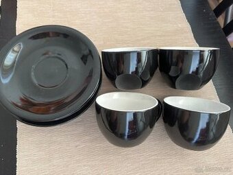 Sada čtyř hrnků na kávu s podšálky