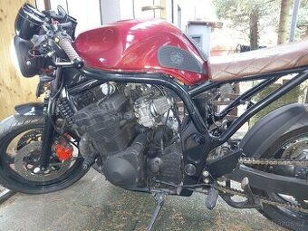 Podam Suzuki 600 cafe racer
