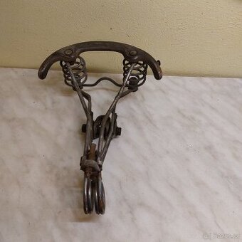 Staré sedlo na kolo-torzo.