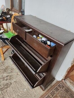 Botník se šuplíky