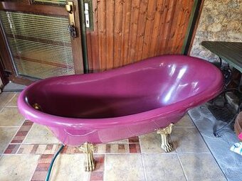 Retro volně stojící vana s mosaznými nohami