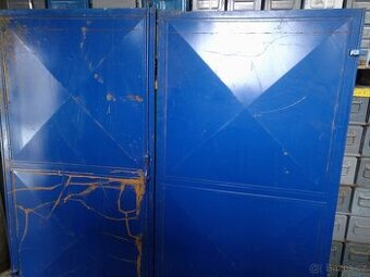 Garážová vrata - 214 x 204 cm modrá, zdravá.