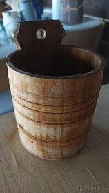 Stará dřevěná nádobka