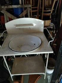 Starožitný mycí stolek - 1