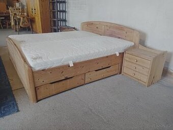 Selská postel se šuplíky a stolky.