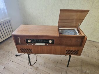 Retro rádio s gramofonem Tesla