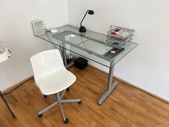 Skleněný pracovní stůl (a klidně i židle)