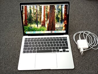 MacBook Air 13 palců Apple M1 chip 8 GB RAM 256 ssd 30 cykl