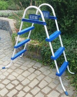 Schůdky k bazénu