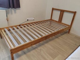 Postel s roštem a matrací