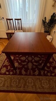 Jídelní stůl