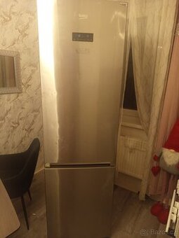 Prodám Ledničku z Mrazákem BEKO 200cm.