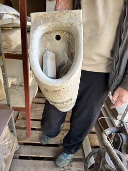 RADIÁTORY A RŮZNÁ SANITA, umyvadla, pisoár, wc, trubky, atd.