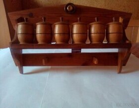 Dřevěná polička s kořenkami