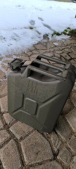 nepoužitý plechový kanystr 20 l