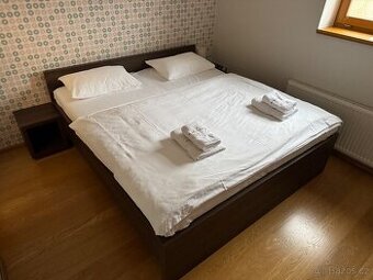 Dřevěné postele včetně matrací a nočního stolku