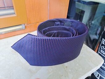 Tmavě fialová pánská kravata s červenými drobnými puntíky