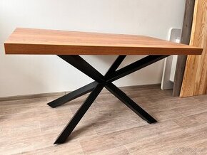 Sleva Stolová kovová podnož