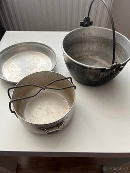 Vojenské kovové nádobí