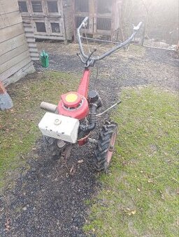 Robí rekord 151 kultivátor