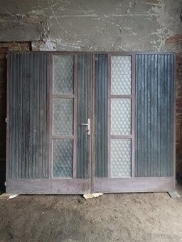 Starší ocelová garážová vrata