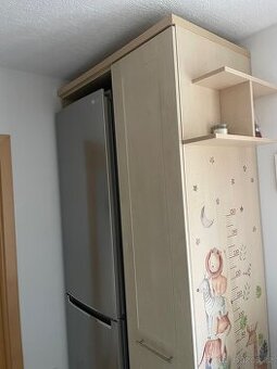 Skříň na lednici, potravinová skříň