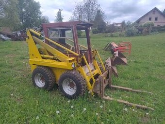 Smykový nakladač UNC 061 s příslušenstvím.