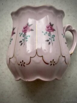 Růžový hrníček a další porcelán