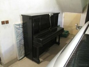 Koncertní pianino značky PETROF