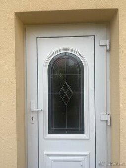 Bezpečnostní plastové vchodové dveře