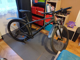 Trek Marlin 6 XL – 29" kola – výborný stav + doplňky