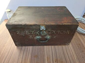 Starý vojenský dřevěný kufr